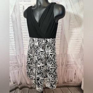 Nwt R&M Richards size 12 Wedding Guest, Mother of Bride or Groom Dress Slimming